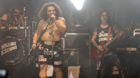 Chicho, a la derecha tocando la guitarra en un concierto en Vigo