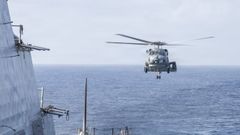 Un helic�ptero MH-60R Sea Hawk se acerca al USS Delbert D. Black (DDG 119) despu�s de patrullar el mar Ar�bigo en apoyo al bloqueo de Estados Unidos contra Ir�n.