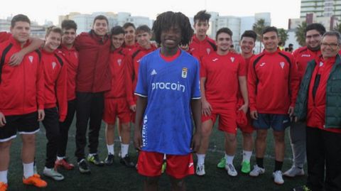 Etienne recibe su camiseta firmada por el primer equipo del Real Oviedo