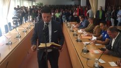 Romero, jurando el cargo en el pleno en el que fue investido alcalde