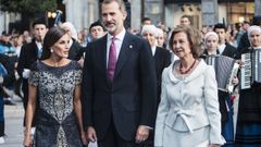Felipe VI, la reina Letizia y Do�a Sof�a, a la entrada del teatro Campoamor