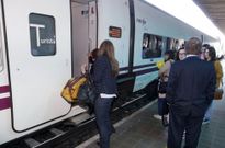 Pasajeros suben al tren Alvia Ferrol-Madrid en la estaci�n de Monforte. 