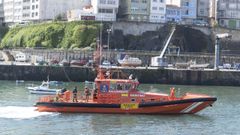 La Salvamar Betelgeuse, entrando al puerto de Malpica con los tres rescatados de O Pillo.