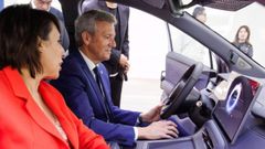 Alfonso Rueda y Mar�a Jes�s Lorenzana en un veh�culo durante su visita a las instalaciones de SAIC en China.