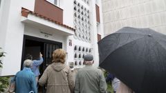 Vecinos de la r�a de Xes�s Carro, en el barrio de Vite, ante el portal en el que denuncian la actividad de un narcopiso