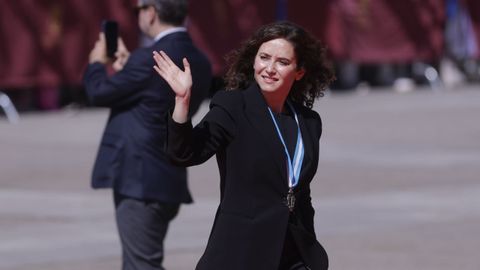 La presidenta de la Comunidad de Madrid, Isabel D�az Ayuso, saluda a su llegada a la catedral de la Almudena.