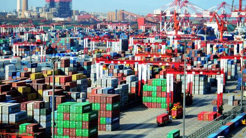 Contenedores en el puerto de Qingdao, China