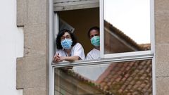 Personal sanitario del Hospital Provincial de Pontevedra, en una ventana del edificio