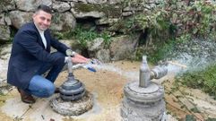 El alcalde de Ponte Caldelas, Andr�s D�az, junto los surtidores del agua termal del Verdugo