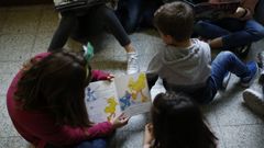 Ni�os leyendo en un colegio de la comunidad, en una imagen de archivo.