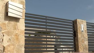 Urbanizaci&oacute;n de Cullera en la que dos adolescentes localizaron a sus padres muertos en el jacuzzi
