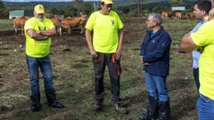 El presidente de la Diputaci�n de Ourense, Luis Menor, durante la visita a una explotaci�n ganadera en Xunqueira de Espadanedo.