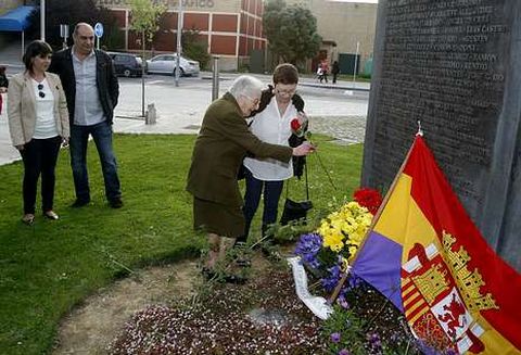 Rosina Villaverde, a sus 97 aos, acudi como cada 14 de abril a depositar su rosa roja.