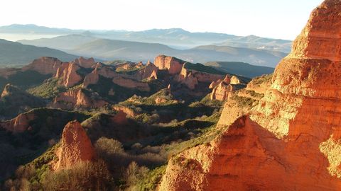 Las Médulas, en León, muy próximas a nuestra frontera, es un bello enclave paisajístico formados por rojizas colinas llenas de verde vegetación formadas por los corrimientos de tierra que los romanos hicieron para extraer oro, siendo la mayor mina a cielo abierto de todo el Imperio