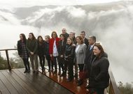 <span lang= es-es >Una foto en el ca��n del Sil</span>. La ministra y sus acompa�antes visitaron tambi�n por la ma�ana el municipio de Sober. Una vez acabado el desayuno de Monforte, se desplazaron al mirador de Santiorxo, donde la niebla mejoraba ayer el ya espectacular paisaje del ca��n del Sil. 