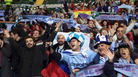 Aficionados del Celta, en el partido frente al Celtic en Glasgow en el 2002.