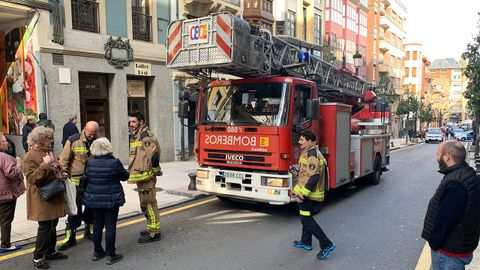 Bomberos en una intervención en la calle del Rosal de Oviedo