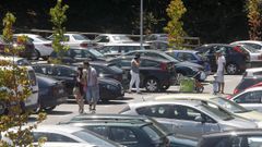 El actual aparcamiento resulta insuficiente en verano