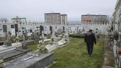 Cementerio con vistas a la grúa pórtico de la antigua Astano, ahora Navantia Fene.