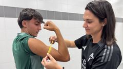 Alicia Villegas y Joel Tenreiro en las pruebas de medici&oacute;n de la pasada pretemporada en A Malata.