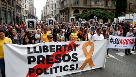 Centenares de personas cortan la cntrica Va Laietana de Barcelona tras conocerse la sentencia del procs