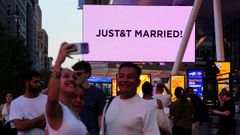Una pantalla del Madison Square Garden muestra el texto �Reci�n casados� durante la boda de Taylor Swift y Travis Kelce