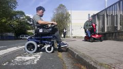 A&uacute;n quedan pasos de peatones y aceras sin rebajar en la ciudad, como este de la calle &Aacute;nimas, uno de los accesos al campus universitario.
