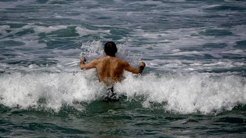 Los primeros ba�os de la primavera en A Coru�a