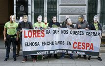 <span lang= es-es >Los trabajadores, con caretas. </span>El comit� de Elnosa realiz� ayer una protesta delante del Concello pertrechados con caretas de pol�ticos locales, tanto del BNG como del PSOE. 