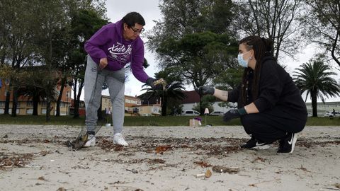 Amicos y Vegalsa impulsan una limpieza de playa para acabar con la basuraleza en Barraa