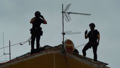 Dos de los agentes del Grupo de Intervenciones Especiales desplegados  por la Polica Foral en Pamplona, con motivo de dispositivo de seguridad de los sanfermines