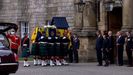 El fretro de Isabel II es introducido en el palacio de Holyrood ante la mirada de tres de sus hijos: la princesa Ana, el prncipe Eduardo y el prncipe Andrs