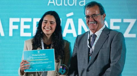 Marta Fern�ndez recogi� su premio en Sevilla.