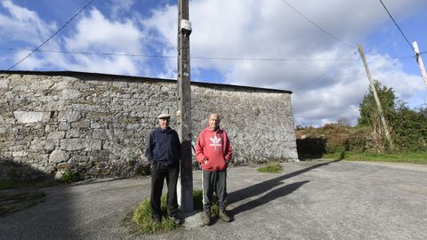 Dos vecinos de Rebordaos, una aldea sin cobertura ni internet