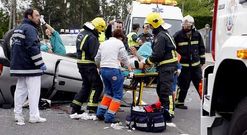 Las chicas, que son de la parroquia de Golmar, tuvieron que ser atendidas en el lugar accidente.