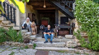 M�nica, junto a Capri, el caniche toy, y Gizah, el caniche gigante apricot, y Juan con Dub�i, el caniche gigante negro, y Byron, el pastor.