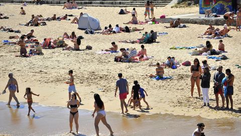 Las playas de Riazor, Orzn, Matadero y San Amaro se han llenado de gente en el primer da de la fase 2 de la desescalada, con el bao ya permitido