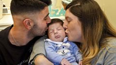 Izan naci el 26 de septiembre y es un nio muy tranquilo, en la foto con sus padres, Josu y Carmen