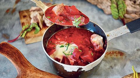Borsch. El origen de esta sopa de remolacha se lo disputan rusos y ucranianos. Foto: lacocinaesvida.com