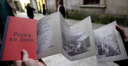 O primeiro volume da serie � unha antolox�a po�tica editada cun peculiar dese�o.