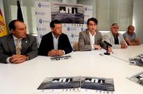 Diego Calvo, con los alcaldes de Camari�as, Fisterra y Mux�a y el presidente del club organizador.