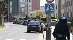 v�a compleja. Diferentes velocidades y ritmos. La imagen recoge los 200 metros frente al colegio de la Anexa, �nico punto con limitaci�n a 30. En la foto tambi�n se pueden ver a los ciclistas que conviven con los coches, turismos estacionados, incorporaciones de los cruces, el bus urbano y los peatones.