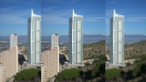 TORRE LUGANO (Benidorm) - Este rascacielos cuenta con 43 plantas de uso residencial. Su altura alcanza los 158 metros