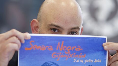 Miguel Barrero, director de la Semana Negra, con el cartel del evento