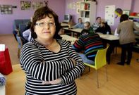 Matilde, en primer plano, con un taller ocupacional de la asociaci�n, de fondo.