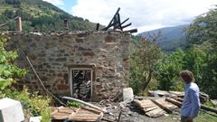 As qued la casa de Negueira de Muiz tras el ataque por el que han sido condenadas siete personas. 
