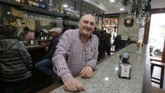 Cristbal Canoura, gerente del bar Asturias, en O Valadouro