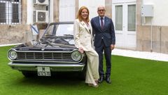 Mariluz Barreiros y Jos� Manuel Baltar, con el coche adquirido por la Diputaci�n ourensana.