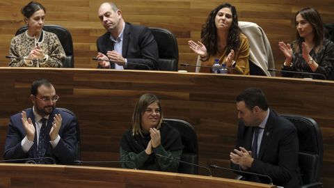 El presidente del Principado, Adri�n Barb�n (i, )y la bancada socialista aplauden al Consejero de Hacienda, Guillermo Pel�ez (d), al final de las votaciones del pleno de la Junta General del Principado 