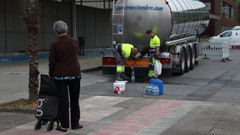 El Concello de Betanzos suministr� con una cisterna agua en O Carregal por las restricciones de agua debio al brote de gastroenteritis.